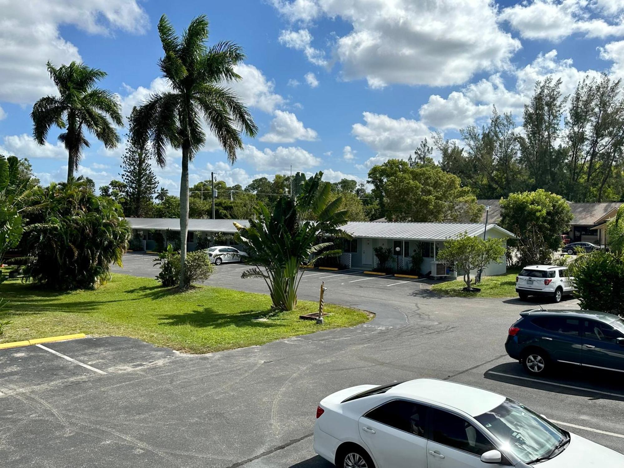 Conty'S Motel Naples Manor Exterior photo