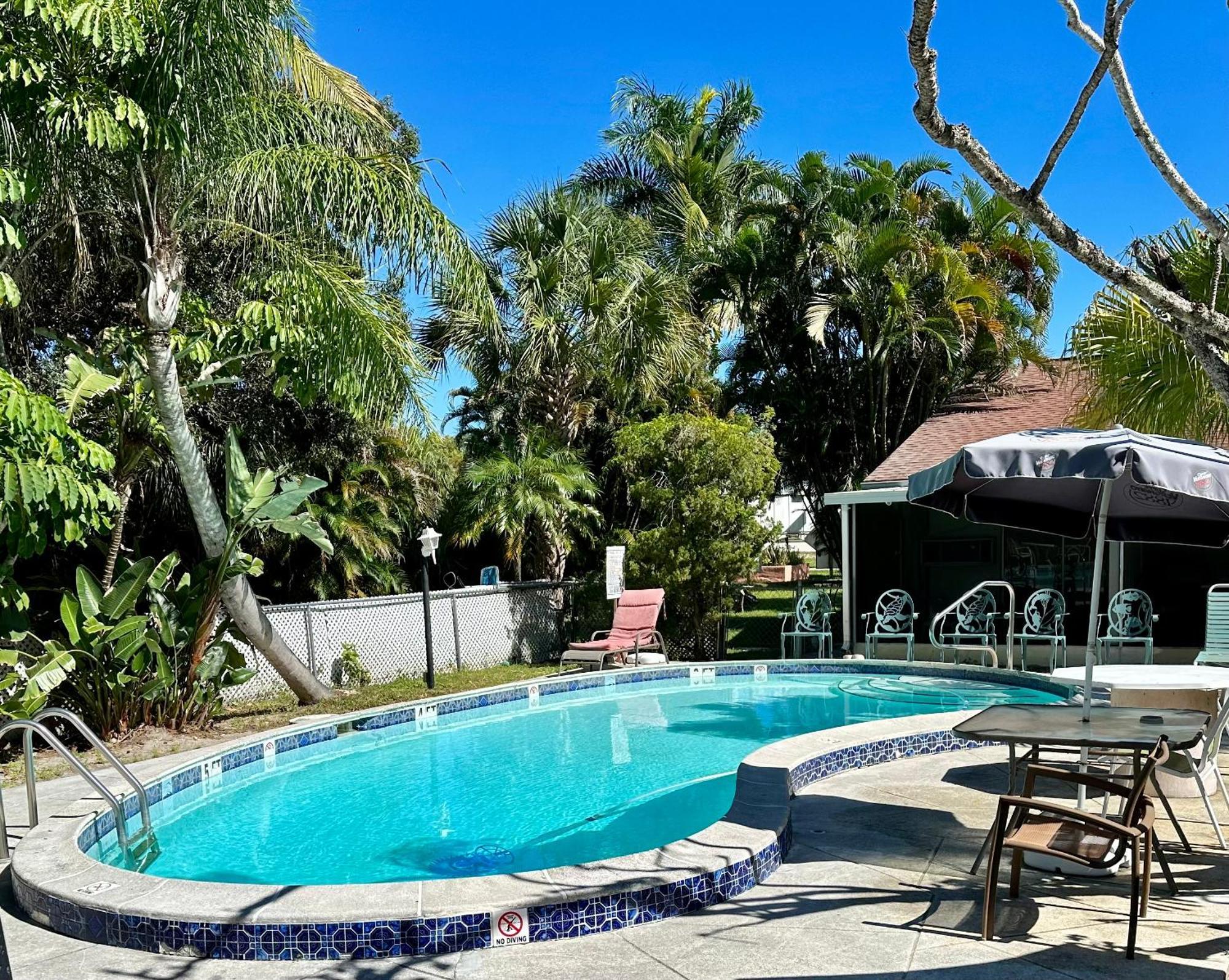 Conty'S Motel Naples Manor Exterior photo