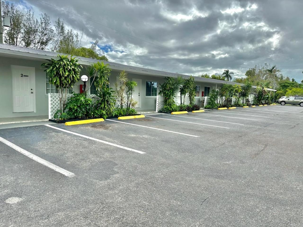 Conty'S Motel Naples Manor Exterior photo