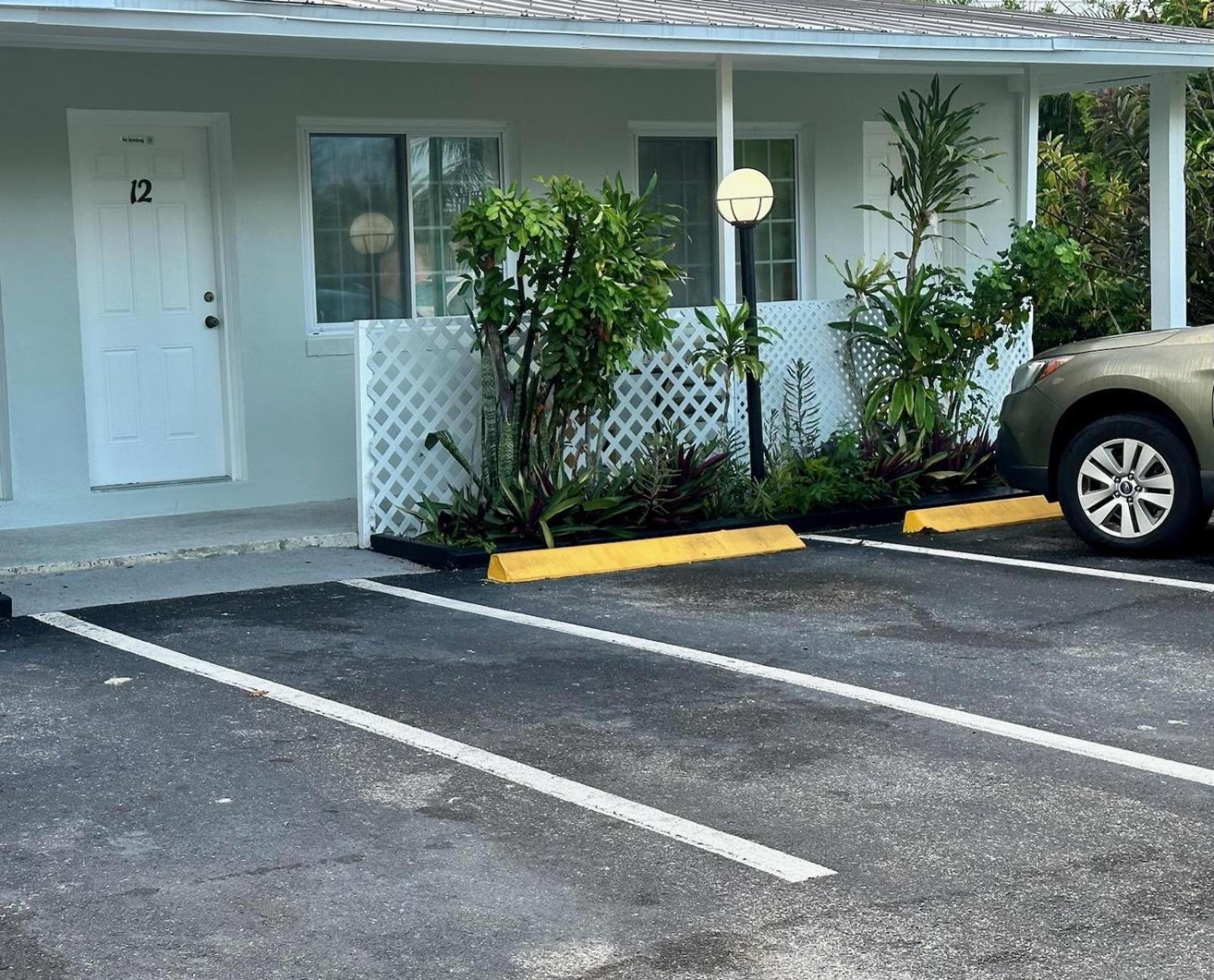 Conty'S Motel Naples Manor Exterior photo