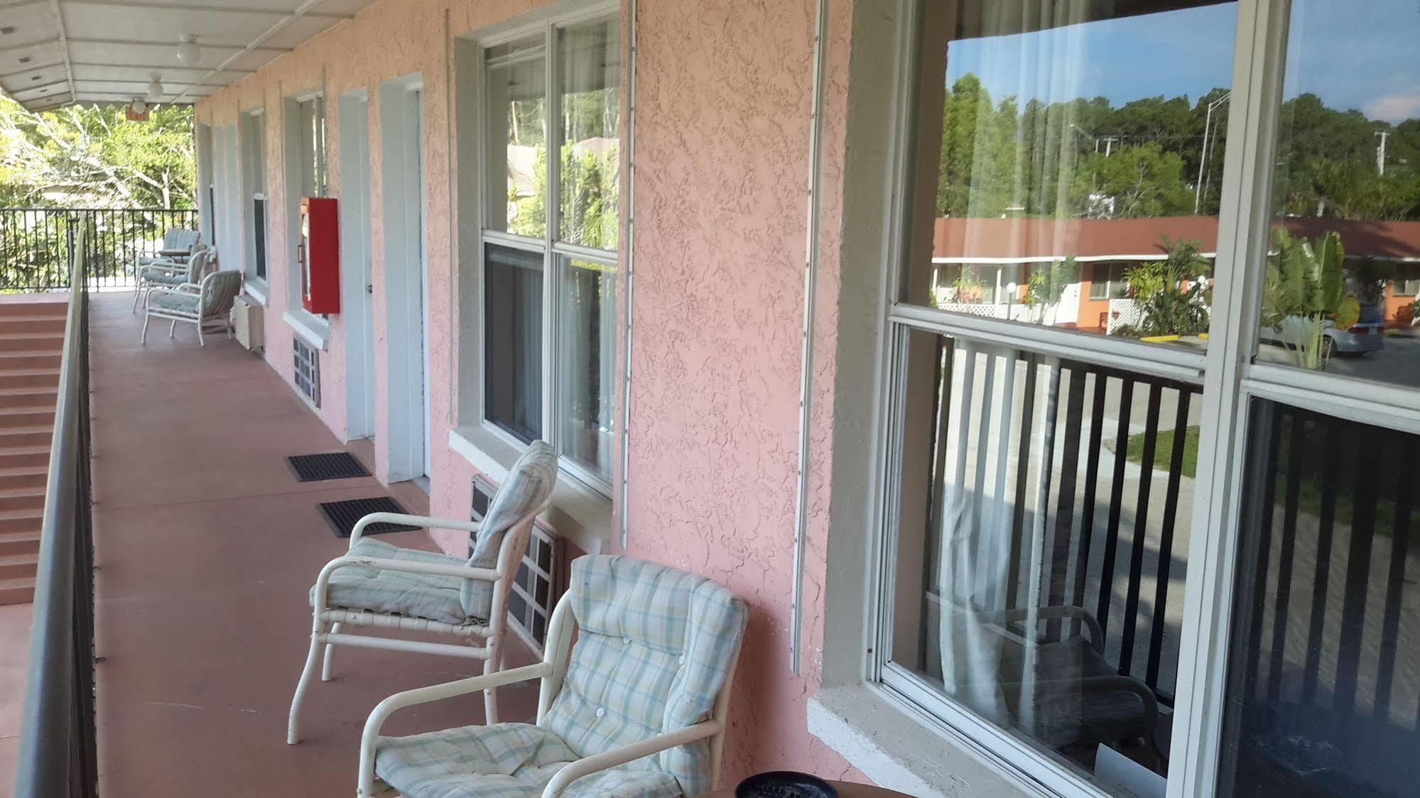 Conty'S Motel Naples Manor Exterior photo