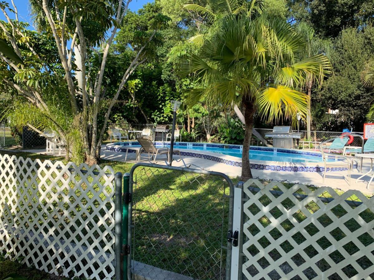 Conty'S Motel Naples Manor Exterior photo
